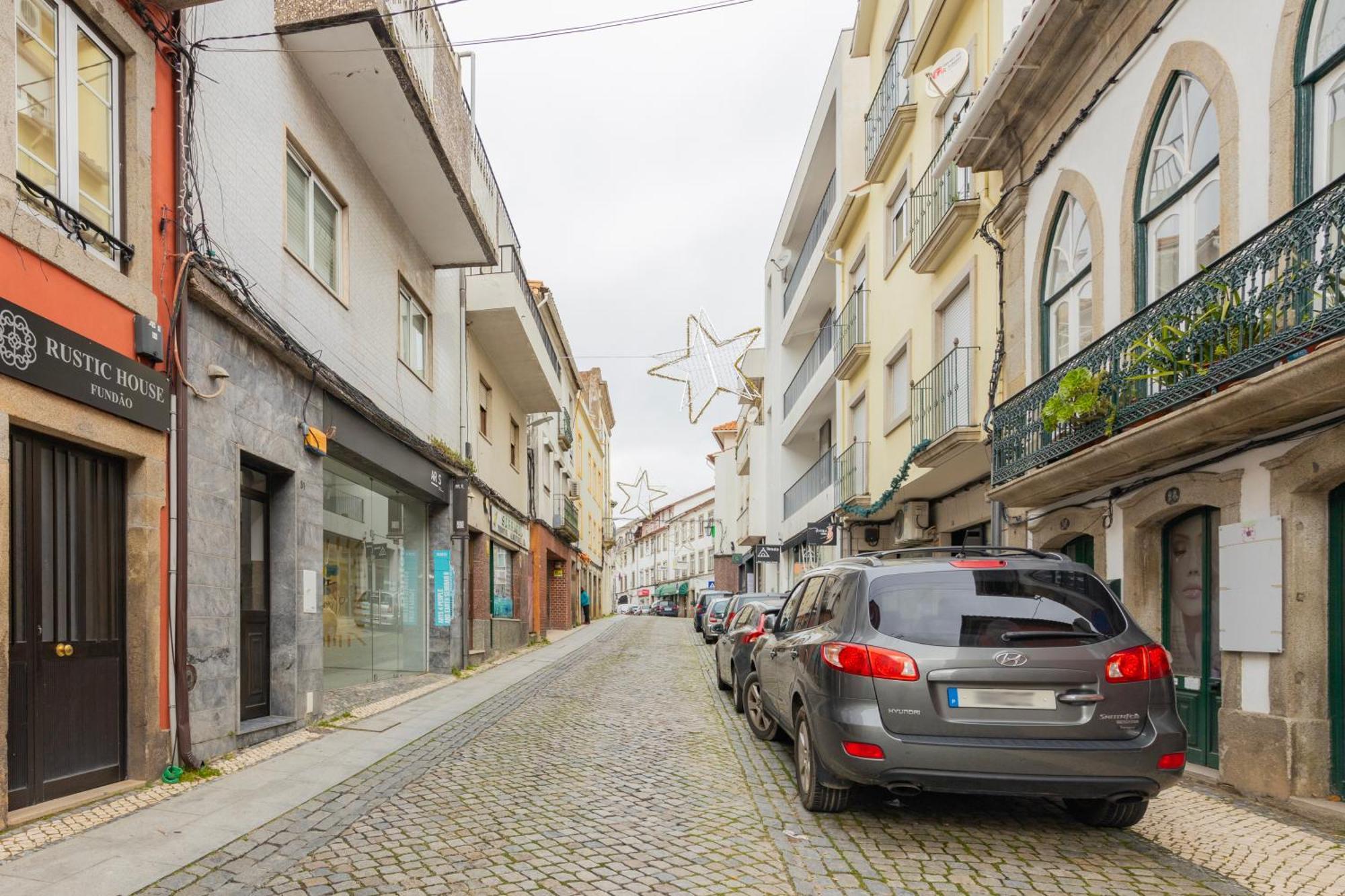Cosy Remodeled Apartment In The City Center Fundão Esterno foto