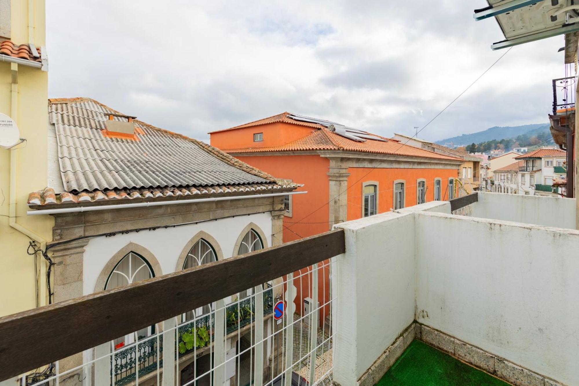 Cosy Remodeled Apartment In The City Center Fundão Esterno foto